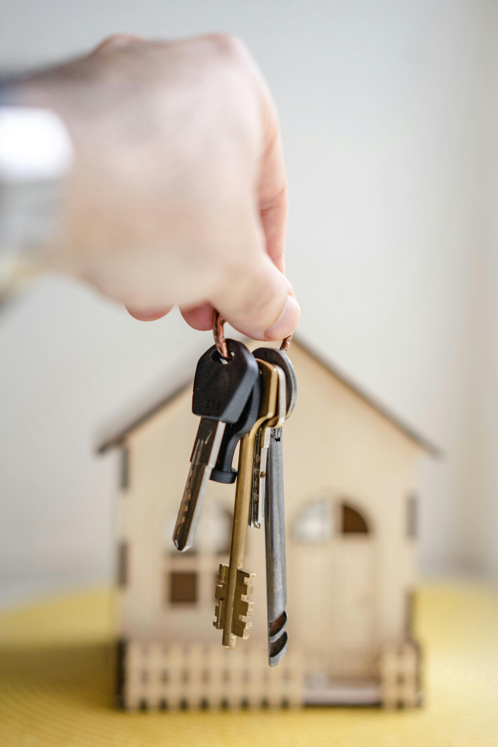 Encuentra tu casa. Mano sujetando llaves de casa